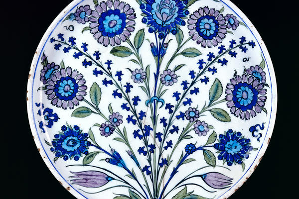 White dish with floral spray design in blue, violet and green from Iznik, Turkey, 1530-1550