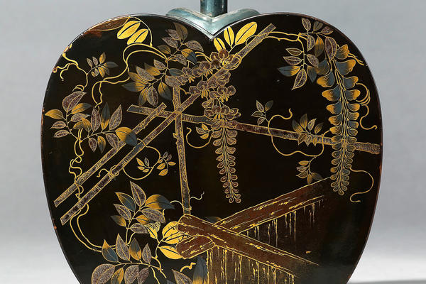 Japanese wooden black lacquer flask covered in wisteria decorated in gold and silver, 17th century