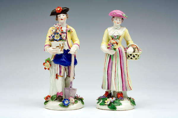 Pair of ceramic gardener figurines from the Worcester porcelain factory, c. 1770. About 17 cm high each. Man and woman very prettily decorated.
