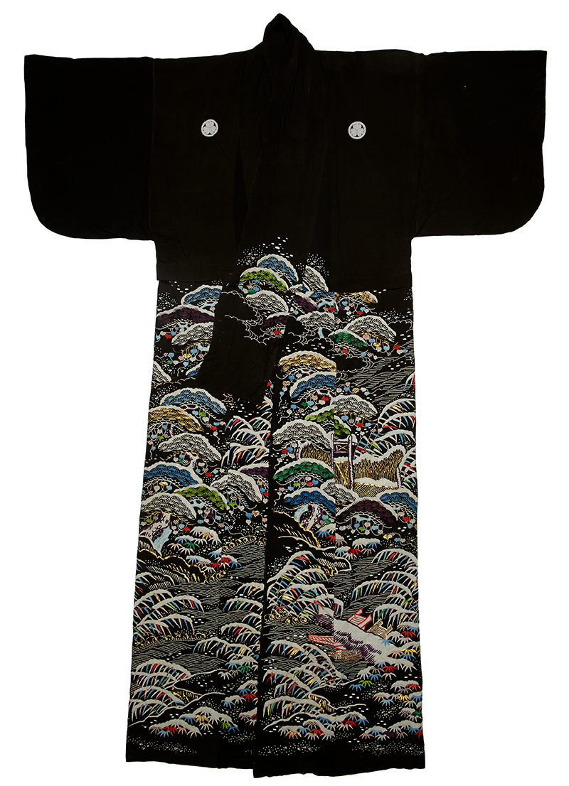 EA1957.85 Kimono with design of snowy pines EA1957.85 Kimono with design of snowy pines