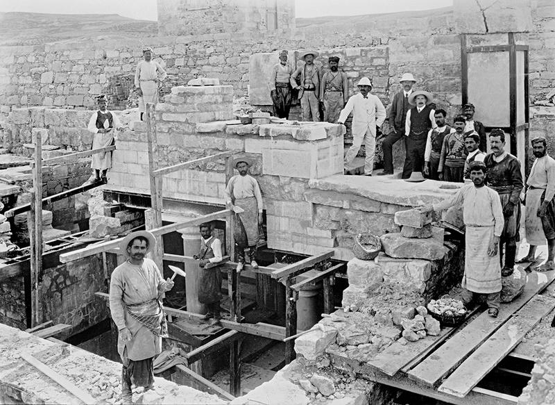 Black and white photo of the works rebuilding Knossos palace for Sir Arthur Evans restoration in the 1930s 